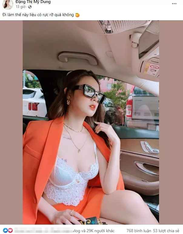 Việc Midu khéo khoe "đôi gò bồng đào" khi diện chiếc bra màu trắng cực quyến rũ, bên ngoài khoác áo vest kết hợp chân váy cùng màu ngắn trên đầu gối cùng hình xăm ở vòng 1 đang gây tranh cãi dân mạng mới đây.