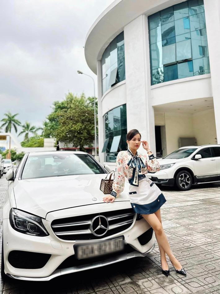 Vị trí toạ lạc căn hộ cũng là điều khiến Minh Hương hài lòng khi ngay dưới sảnh khu chung cư là khuôn viên vô cùng tiện nghi với hồ bơi, nhà hàng, phòng tập thể thao, siêu thị... luôn có sẵn để cô và gia đình được tận hưởng những dịch vụ tốt nhất.