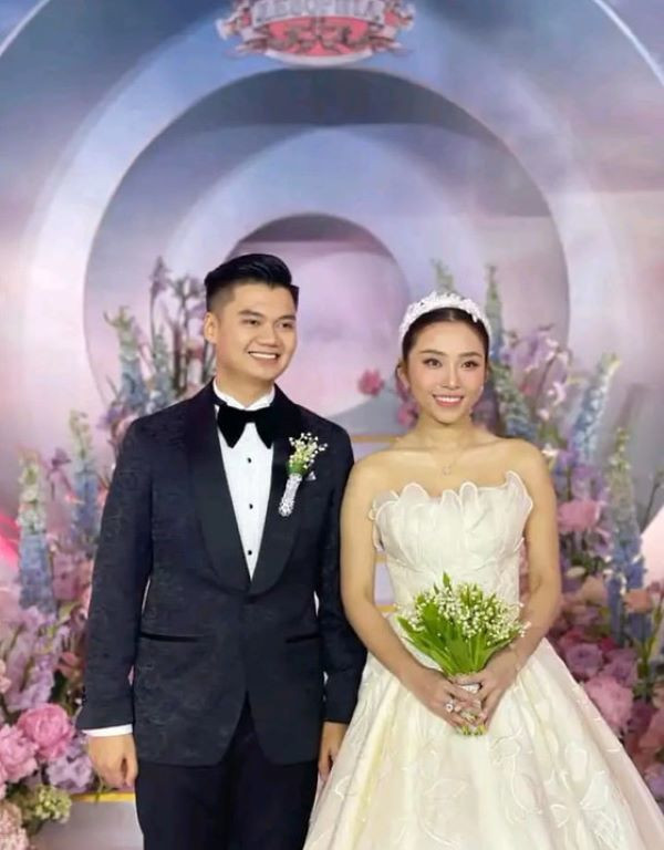 Vừa qua, hôn lễ ở Kiên Giang đã được gọi là siêu đám cưới vì quá xa xỉ, lộng lẫy. Cô dâu được biết đến là con gái của đại gia bất động sản có tiếng nên phụ huynh chẳng tiếc tiền mà tổ chức buổi lễ chỉn chu nhân ngày trọng đại của đôi trẻ.