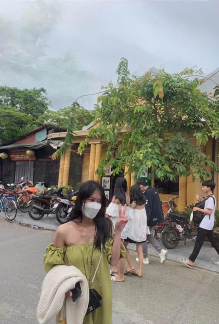 Qua những hình ảnh được ghi lại, có thể thấy dù cô đi đến bất cứ vị trí nào để check-in hay chỉ là thong dong dạo phố cũng bắt gặp chị em "cùng chung chí hướng" khi du lịch phố cổ Hội An.