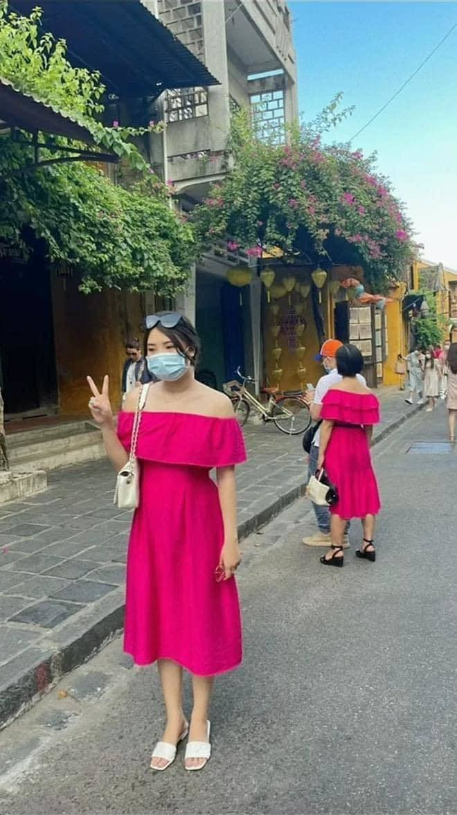 Trước đó, một mẫu váy hồng nổi bật cũng đã khiến dân mạng không thốt nên lời khi liên tục xuất hiện trong clip của một cô gái. Đáng nói, địa điểm "đụng hàng" cũng là tại Hội An.