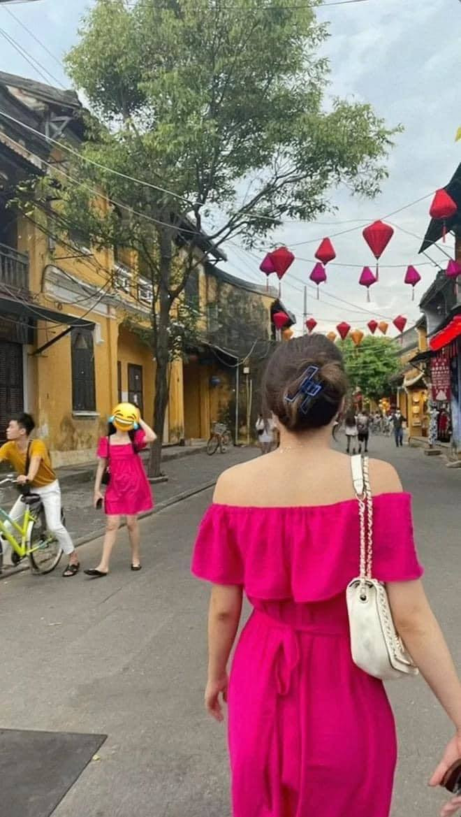 Thế nhưng "đời không như mơ", trước cảnh "một mét vuông mấy người đụng hàng" cô nàng ngao ngán đến mức chẳng buồn chụp hình đẹp, chỉ tạo dáng "say hi".