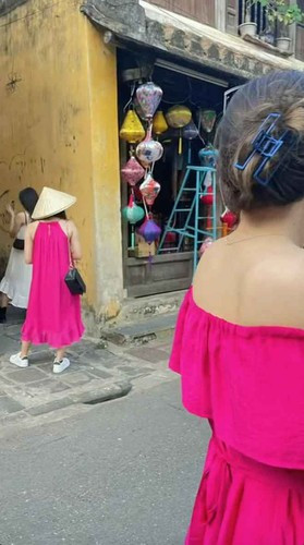 Góc nào sống ảo cũng có người đụng hàng vì chiếc váy hồng.