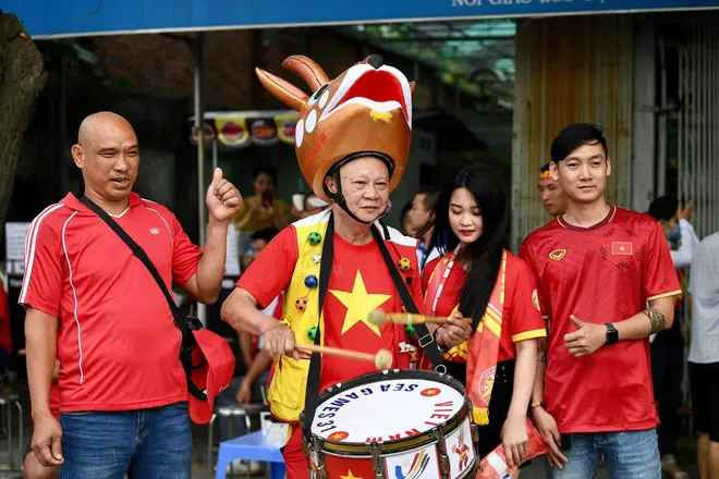 Ông Nguyễn Quang Tuấn, 73 tuổi, quận Hai Bà Trưng, Hà Nội được mệnh danh là "Cổ động viên số 1 Việt Nam" hay "Tuấn Trâu Vàng". Trong 20 năm qua, người đàn ông này chưa bỏ lỡ kỳ SEA Games nào và điều đặc biệt hơn, mỗi kì đại hội thể thao Đông Nam Á, ông đều có những chiếc mũ mang hình linh vật cực đẹp.