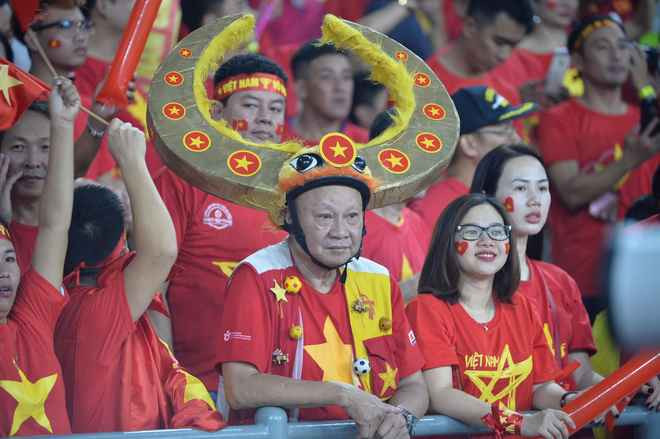 Ông Tuấn cho biết thêm, bản thân mình đã theo chân các đội tuyển Việt Nam qua không biết bao kỳ đại hội SEA Games, AFF Cup, World Cup,… đi gần hết sân vận động khắp cả nước để cổ vũ.