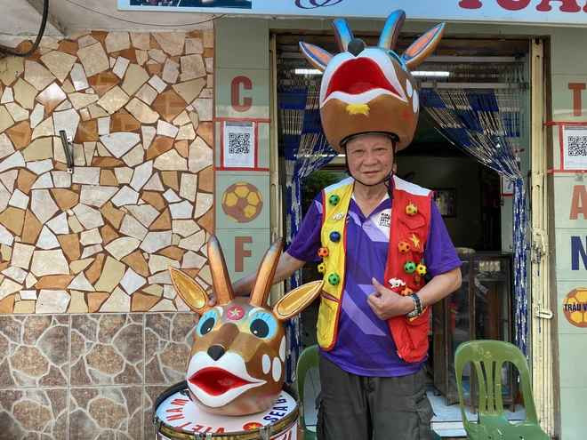 Kể về cuộc đời mình, ông Tuấn cho biết mình mê bóng đá từ nhỏ. Ngày còn là quân nhân, ông từng là cầu thủ bóng đá nghiệp dư. Về hưu năm 1989, ông quyết định dành trọn đam mê cho bộ môn túc cầu.