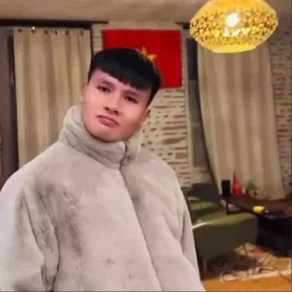 Đã gần 5 tháng kể từ thời điểm rời Việt Nam sang Pháp thi đấu trong màu áo CLB Pau, Quang Hải dần thích nghi với môi trường mới. Anh chăm chỉ học ngoại ngữ để có thể hòa nhập, hiểu các chiến thuật do HLV đề ra.
