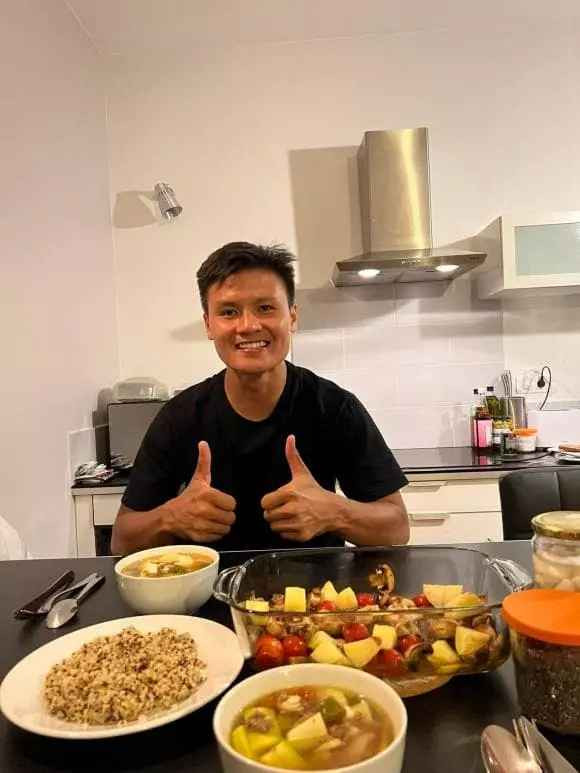 Trước đó, Quang Hải còn lập hẳn một fanpage để chia sẻ những khoảnh khắc độc, chưa từng công bố kể từ khi đặt chân tới trời Tây phát triển sự nghiệp.