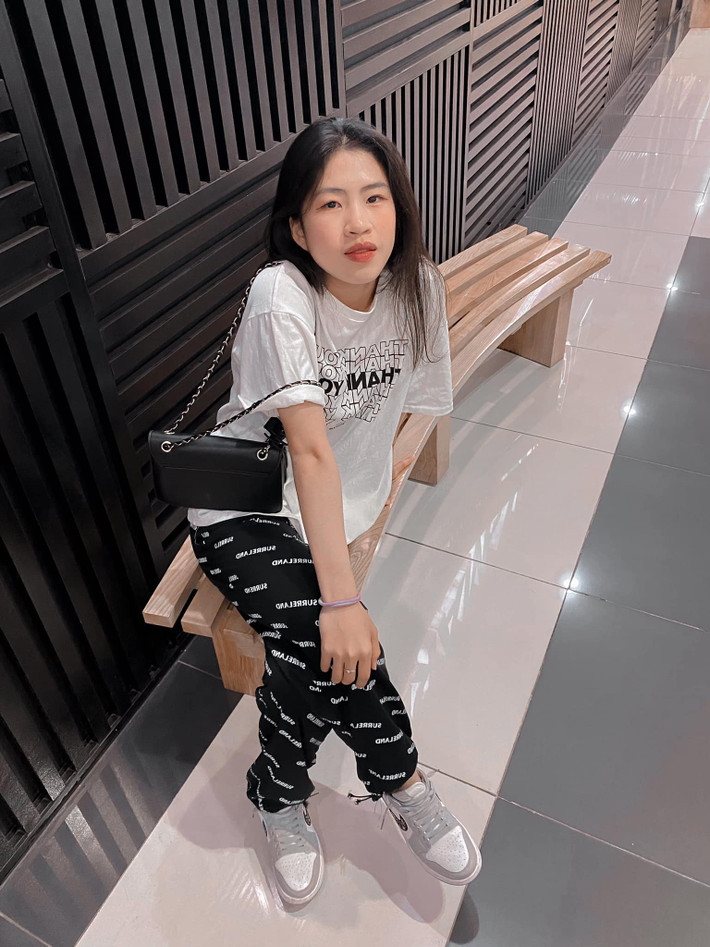 Trên sân Nhã nhanh nhẹn khéo léo, thể hiện là một chiến binh thực thụ, nhưng ngoài đời thì em là một thiên thần với vẻ đẹp tươi vui, khỏe khoắn.