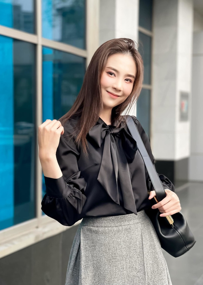 Theo đó, dù đam mê "nâng cấp" body để lên múi cơ cuồn cuộn nhưng Mai Ngọc vẫn chuộng style nữ tính nền nã với váy áo nhẹ nhàng.