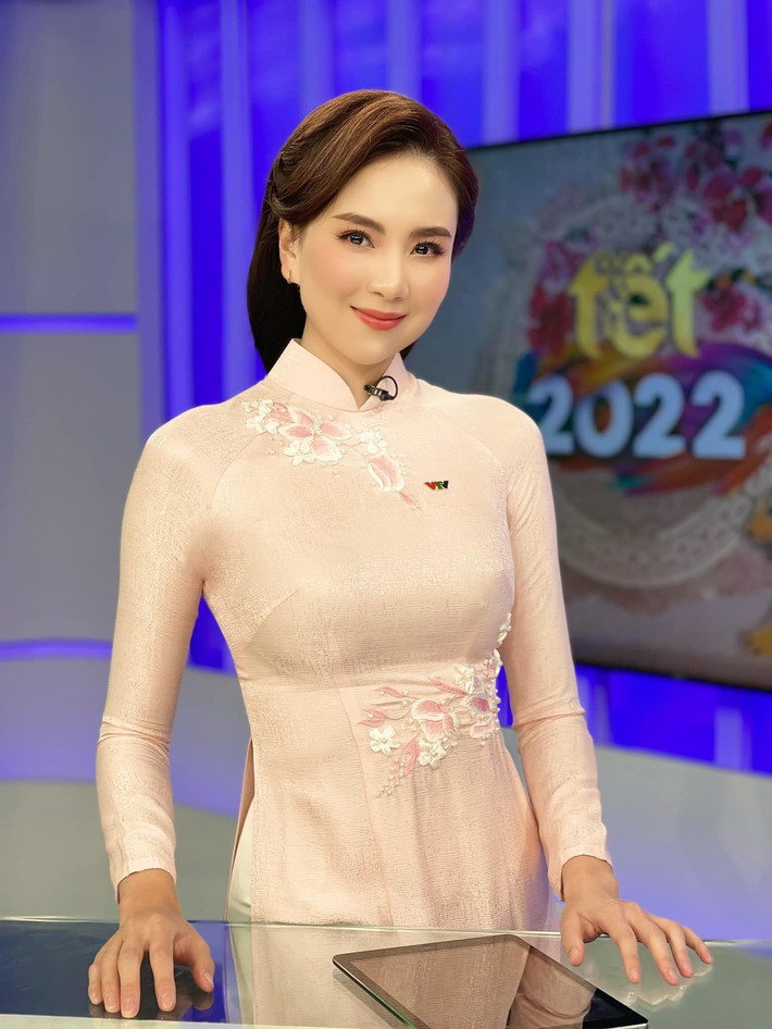 Mai Ngọc được mệnh danh là " MC đẹp nhất VTV" nhờ nhan sắc nổi trội trẻ trung ở độ tuổi ngoài 30. Cô còn gây chú ý hơn cả với loạt hình ảnh khoe thân hình khỏe khoắn cùng các múi cơ thấy rõ.