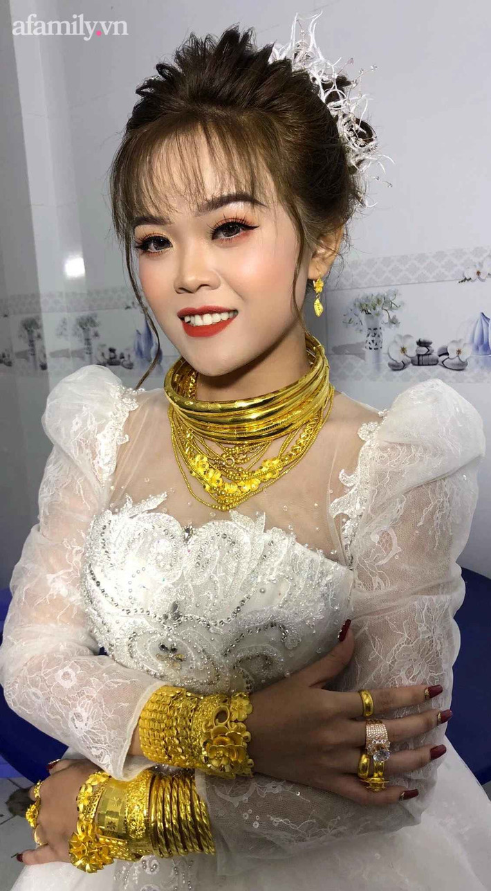 Những tưởng bố mẹ hai bên sẽ tỏ ra khó chịu, tuy nhiên bố chồng của M.L lại dành cho con dâu một nụ cười trìu mến khiến không ít người ngưỡng mộ. Ảnh minh họa.