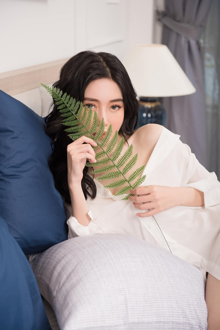 Sau đó, Elly Trần cũng tiết chế trong cách lựa chọn trang phục. Nhưng cũng có những thời điểm người đẹp lại diện táo bạo với những mốt thách thức.