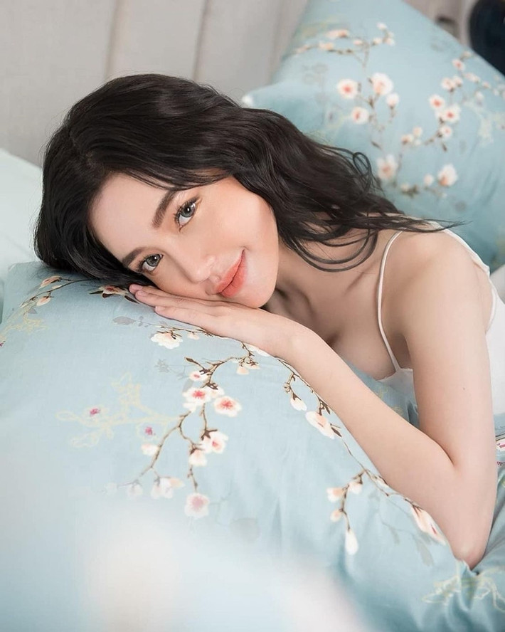 Không phải lúc nào Elly Trần cũng ưa diện những bộ trang phục có thiết kế ngắn hay hở.