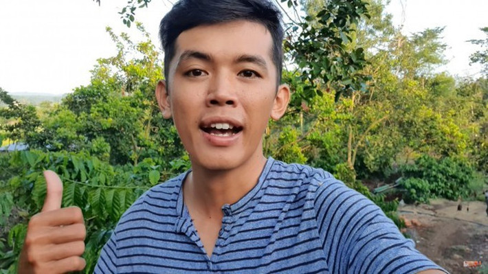 Mới đây nhất, Sang Vlog có chia sẻ video về việc sửa nhà cho nhóc Quỳnh. Trong nhóm dù có nhiều người nhưng sau khi họp bàn thì quyết định hỗ trợ gia đình cậu bé này trước vì nhà có đông anh em, bố lại già yếu.