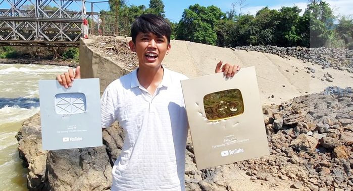 Nếu theo dõi Sang Vlog thường xuyên, khán giả sẽ dễ dàng nhận ra trong các video của YouTuber "nghèo nhất Việt Nam" thường có sự xuất hiện của các em nhỏ trong xóm. Chính dàn nhân vật phụ này tạo nên một phần không nhỏ bản sắc của kênh Youtube có hàng trăm ngàn người theo dõi này.