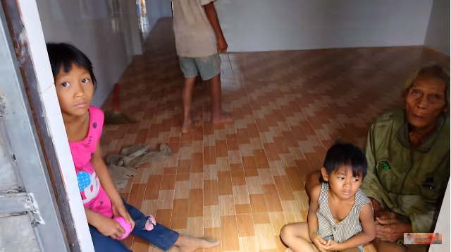 Chỗ ngủ của các em nhỏ cũng vô cùng giản dị, không được nệm ấm như những đứa trẻ khác mà chỉ một tấm nệm lót phía dưới. Đây là căn phòng mà Sang Vlog đã sửa lại, giúp các bé có chỗ ăn ngủ đàng hoàng.