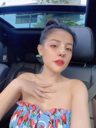Trong hình, bạn gái nhạc sĩ họ Lương để tóc xõa, trang điểm đậm chất Tây. Cô đội mũ đen, diện áo lông trông rất cá tính.