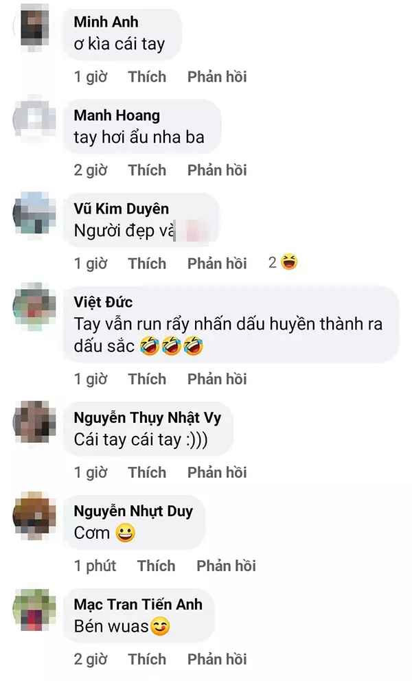 Thế nhưng, tâm điểm chú ý lại đổ dồn vào bàn tay của nam chính. Theo đó, thay vì ôm eo, tay của Xemesis lại đặt hơi cao, chạm vào vòng 1 của vợ.