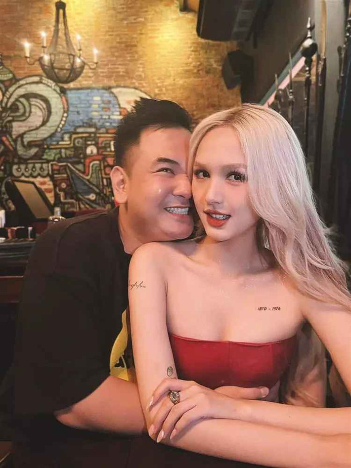 Mới đây nhất, streamer giàu nhất Việt Nam tiếp tục tung thêm hình bên bà xã hot girl. Trong ảnh, cả 2 đã có một buổi hẹn hò lãng mạn. Nếu Xemesis diện áo phông giản dị thì Xoài Non lại diện áo quây, khoe trọn vòng 1 căng tròn.