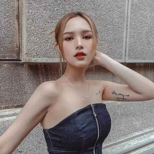 Hot girl Xoài Non tên thật Phạm Thùy Trang (sinh năm 2002). 10X sở hữu gương mặt xinh xắn, đôi mắt to tròn, sống mũi cao, làn da trắng và nụ cười tươi.