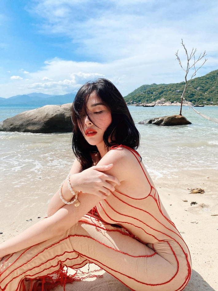 Cách đây chưa lâu, Thái Ngọc San một lần nữa được nhắc tên khi lăng xê chiếc váy màu nude độc đáo. Cô chọn thiết kế váy ôm, dáng dài khoe đường cong hình thể mỹ miều.