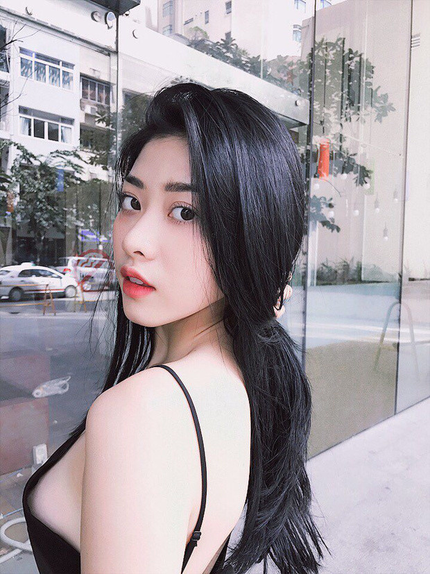 Là một mẫu ảnh tự do, Thái Ngọc San có hình thể cân đối nên cô dễ dàng ghi điểm với chiếc váy độc đáo này.
