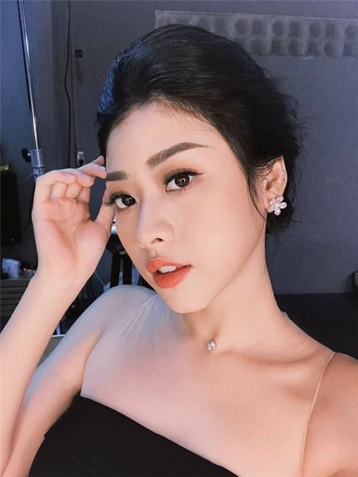 Đang trong lúc định hình bản thân, sự nghiệp phát triển, đang được mong chờ trở thành “Hot girl thế hệ mới” thì “Scandal lộ ảnh nóng” của cô tràn lan trên mạng. Những bức ảnh phản cảm này lập tức được lan rộng và ảnh hưởng tiêu cực đến hình ảnh của cô.
