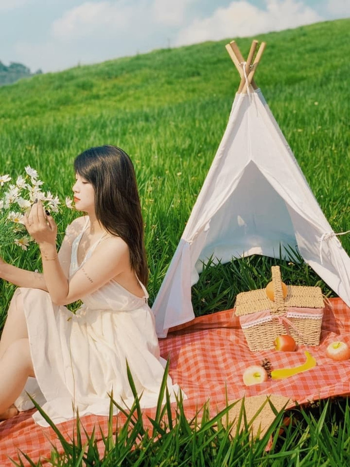 Bên cạnh đó, nếu yêu thích sắc vàng của hoàng hôn thì mọi người cũng có thể đến đây vào khoảng 16-17h chiều để chụp ảnh.