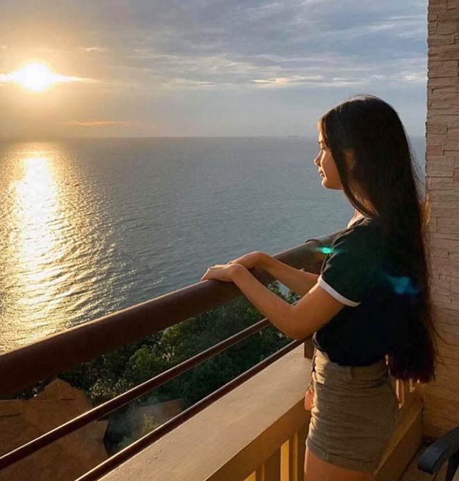 Văn Lâm nhiều lần chia sẻ ảnh chụp chung với em gái trên trang cá nhân, trong đó có nhiều khoảnh khắc tình cảm như cùng em gái chơi đùa, sấy tóc cho em gái…