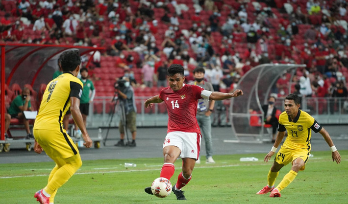 Asnawi (đỏ) hiện đang khoác áo CLB Ansan Greeners tại K.League 2. Anh là một cầu thủ cực kỳ đa năng khi có thể chơi tốt ở nhiều vị trí từ hậu vệ phải, tiền vệ cánh phải đến tiền vệ phòng ngự.