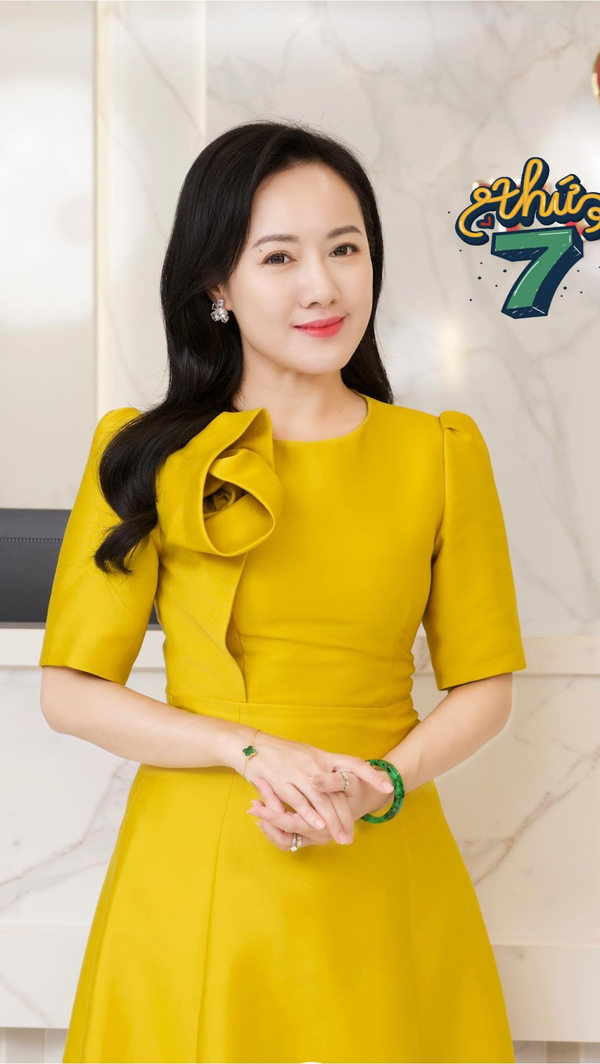 BTV Hoài Anh được khán giả biết đến qua bản tin Thời sự 19h của VTV. Khác với vẻ nghiêm túc trên sóng truyền hình, cô nàng ngoài đời vô cùng trẻ trung và có phong cách ăn mặc sành điệu.