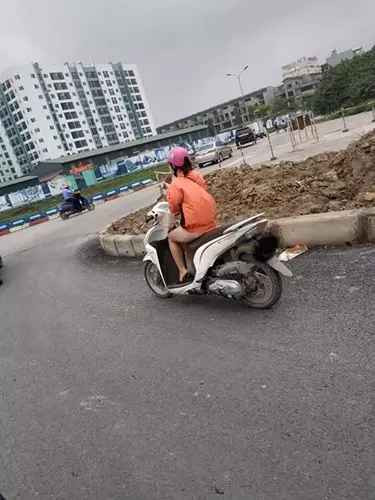 Hè sắp sang, thời trang đường phố cũng theo đó mà biến đổi bất ngờ. Nhiều người ưu tiên trang phục mỏng, mát nhưng vẫn kín đáo, duyên dáng và có chừng mực.