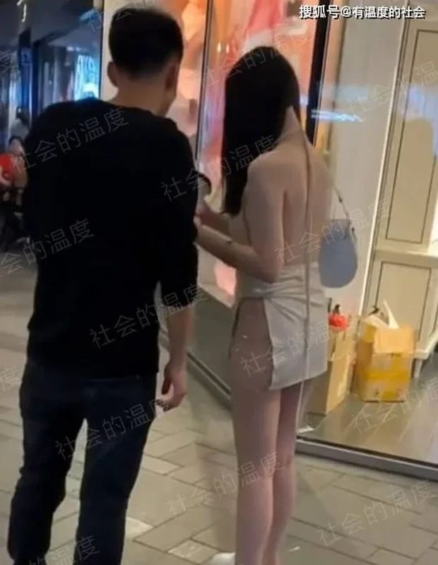 Theo đó, những bức ảnh cho thấy cô gái này đang đi chơi cùng bạn trai ở một khu trung tâm thương mại. Nhưng có lẽ điều khiến ai cũng phải chú ý chính là cách ăn mặc hở hang mà nhân vật chính diện trên người.