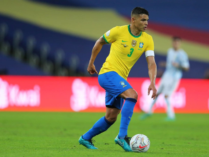 8 năm đã trôi qua, Thiago Silva 38 tuổi vẫn đeo băng đội trưởng. Ký ức về trận bán kết 8 năm trước phần nào đã phai nhạt. Anh bỏ lỡ trận thua Đức bẽ bàng 1-7 vì treo giò (nhận 2 thẻ vàng). Giờ đây, Silva đang muốn cháy hết mình trong lần cuối dự World Cup. Trong trận thắng Hàn Quốc, Silva bật tường ăn ý để Richarlison ghi bàn thắng thứ 3 cho Brazil.