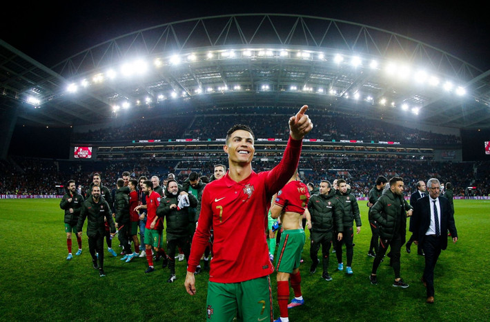 Ở chiều ngược lại, Ronaldo đang đi từ “những ngày vui” qua “ngày buồn”. Chân sút 37 tuổi ghi bàn trên chấm 11 m ở trận mở màn gặp Ghana rồi “tịt ngòi” 2 trận sau đó. Đến cuộc chạm trán Thụy Sĩ ở vòng 1/8, anh còn ngồi dự bị, và Bồ Đào Nha thắng 6-1.