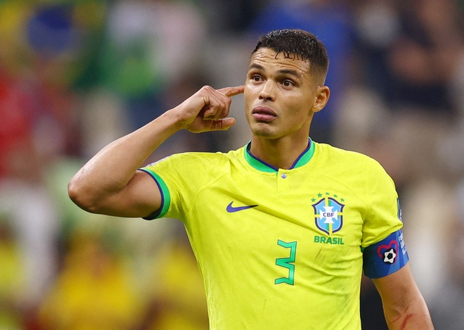 Ở trận tứ kết World Cup 2014, Brazil chạm trán Colombia. Ngay phút thứ 7, đội trưởng Thiago Silva dứt điểm cận thành bằng… đầu gối từ quả phạt góc của Neymar, mở tỷ số trận đấu.