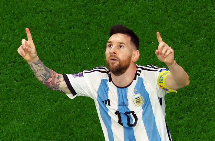 Messi, đã đi từ tuyệt vọng đến hy vọng tươi sáng qua từng trận đấu ở Qatar năm nay. Anh cùng Argentina nhận thất bại sốc trước Saudi Arabia ngày khai màn. Nhưng sự thức tỉnh kịp thời và màn tỏa sáng của tiền đạo 35 tuổi đã đưa La Albicelestes trở lại quỹ đạo chiến thắng.