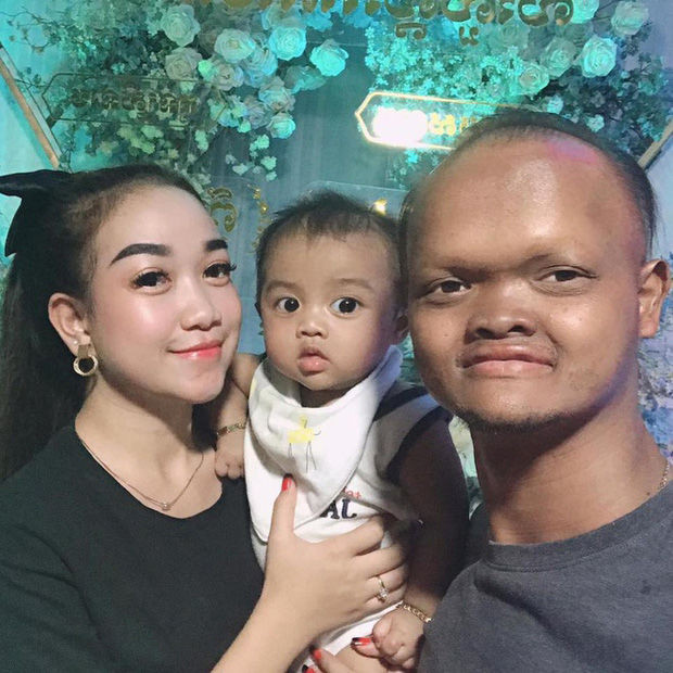 Một năm sau ngày "về chung nhà", nam diễn viên hài thông báo tin mừng cô vợ xinh đẹp đã mang thai. Trong những bức ảnh được Lae Joi cho "lên sóng", dễ dàng nhận thấy anh chồng cưng vợ như trứng. Sự mặn nồng của họ so với thuở mới yêu cũng chẳng khác là bao.