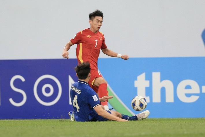 Dù chơi với đội hình khá thấp nhưng U23 Việt Nam luôn biết cách để phá vây bằng những tình huống bóng nhỏ và thoát đi.