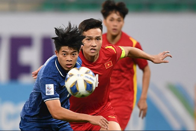Bước sang Hiệp 2, U23 Thái Lan tiếp tục là những người kiểm soát thế trận. Tình huống đáng chú ý là ở phút 57, Kritsada sút căng, khiến bóng đi đập đất nhưng thủ môn thay người là Văn Chuẩn đã xử lý gọn gàng.