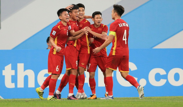 Cú sút chéo góc của Văn Tùng đưa bóng đi đập đất và khiến thủ thành Thái Lan bó tay và mang về lợi thế trên bảng tỷ số cho đội tuyển U23 Việt Nam.