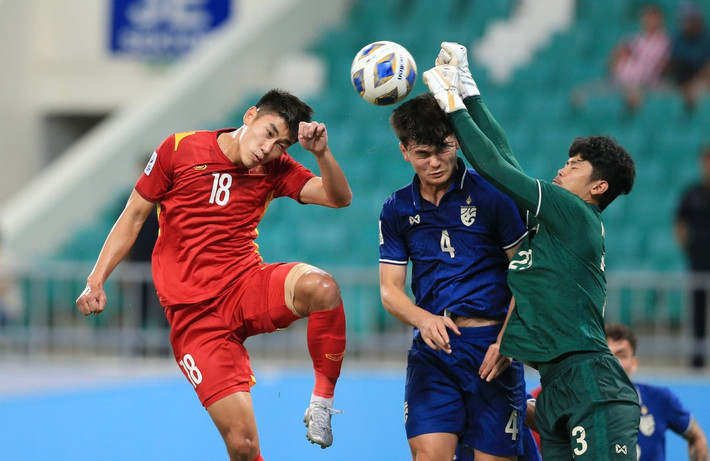 Còn với U23 Thái Lan, "món quà" từ Văn Toản giúp các cầu thủ áo xanh chơi tự tin hơn. Họ tràn lên tấn công, nhưng hàng thủ U23 Việt Nam đã chơi tập trung để ngăn chặn đối thủ tiếp cận vòng cấm, cũng như giữ tỷ số 1-1 đến hết Hiệp 1.