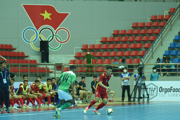 Hiệp 1 kết thúc với tỷ số 1-0 nghiêng về phía đội tuyển fulsal nam Việt Nam.