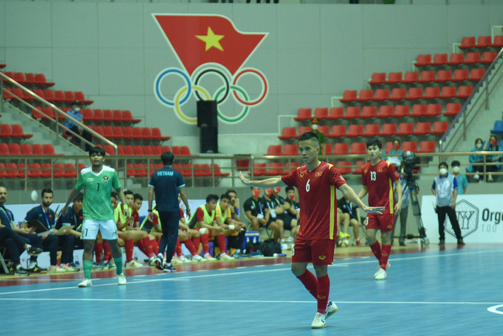 Sau khi bị gỡ hòa dù rất cố gắng nhưng các cầu thủ futsal nam Việt Nam không thể chuyển hóa những cơ hội có được thành bàn thắng.