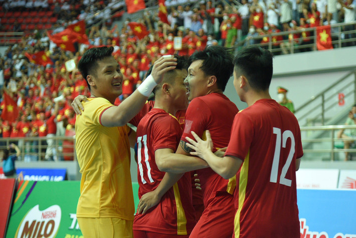 Dưới sự cổ vũ của đông đảo khán nhà, đội tuyển futsal nam Việt Nam nhập trận nhanh và sớm vươn lên dẫn trước ngay phút thứ 2 nhờ cú ra chân quyết đoán của Minh Trí sau một tình huống cố định.