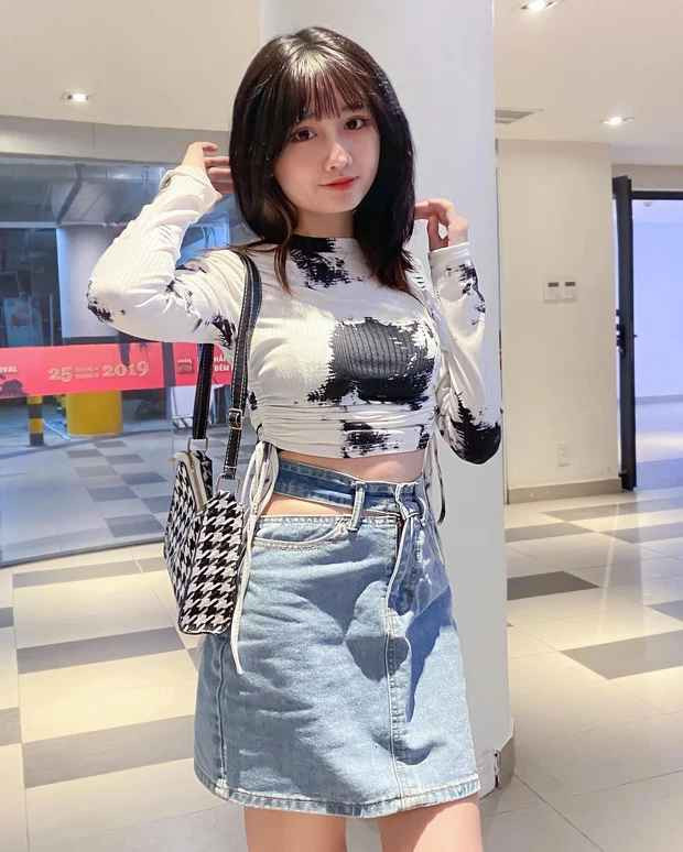 Trước đó, Vũ Thị Khánh Huyền từng bị "team qua đường" quay lén khi cô nàng đang thực hiện các động tác vũ đạo trong một clip. Ngay sau đó, đoạn clip quay lén đã trở nên viral trên mạng xã hội.