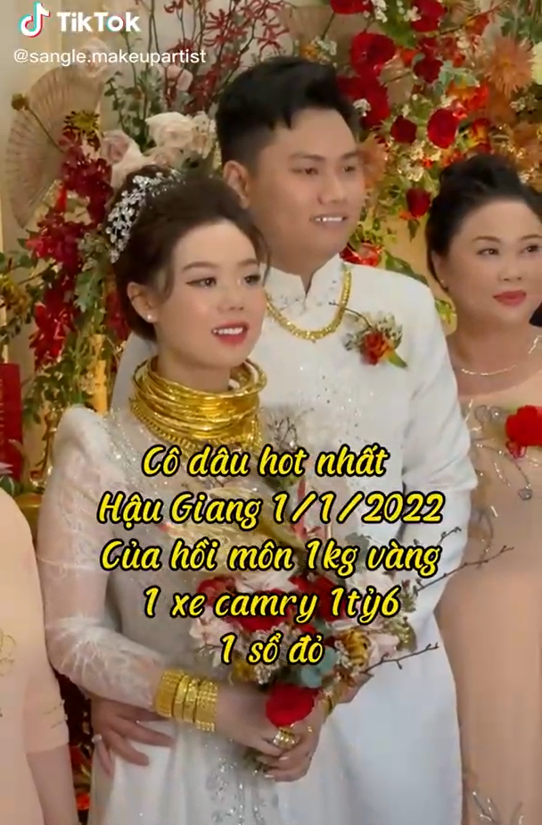 Dịp cuối năm đến hẹn lại lên một mùa cưới nữa lại đến. Đây là thời điểm cộng đồng mạng "hoa mắt" với những đám cưới xa hoa, ngập mùi tiền vàng của các cô dâu chú rể nhà hào môn.