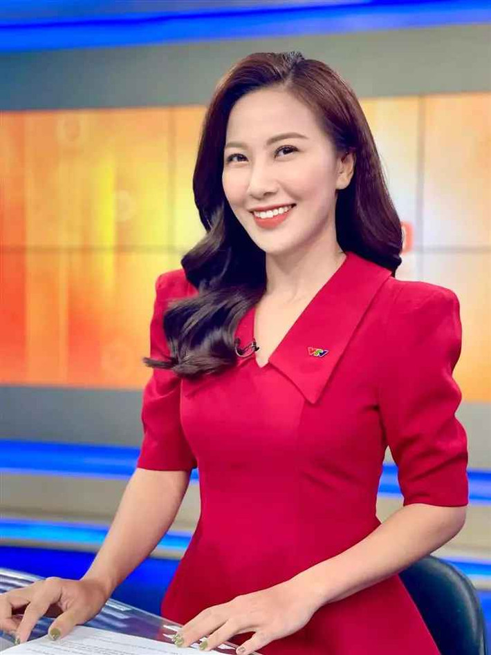 So với ảnh màu hay những khoảnh khắc "sống ảo" trên mạng xã hội, Quỳnh Hoa trông chẳng khác là bao. Cư dân mạng hết lời khen cho nữ BTV với tấm ảnh thẻ xịn mịn.