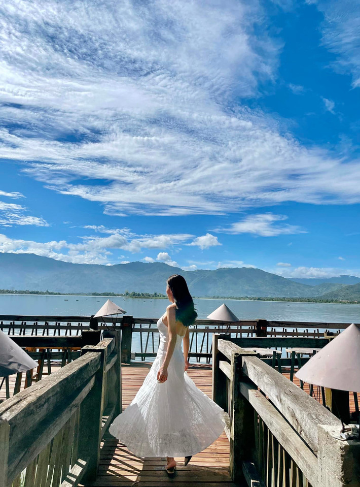 Bài đăng của Quỳnh Hoa nhận được nhiều chú ý. Ngoài đồng cảm với sự vất vả của những người làm nghề truyền hình, phát ngôn "Lâu lắm mới được đón một cơn bão ra hồn bão" đã vô tình đầy nữ MC vào thị phi.